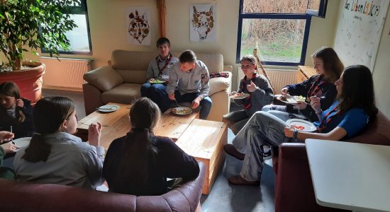 Jugendliche haben Gemeinschaft Junge Menschen essen gemeinsam