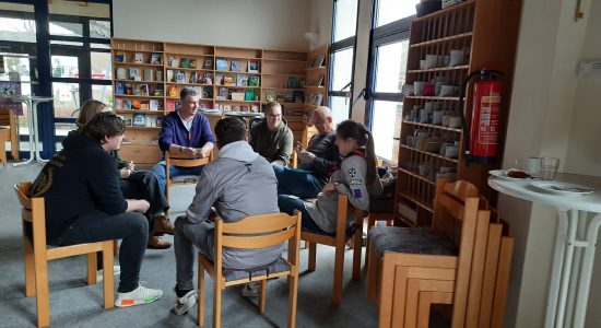 Kleingruppe Kleingruppe sitzt und tauscht sich aus