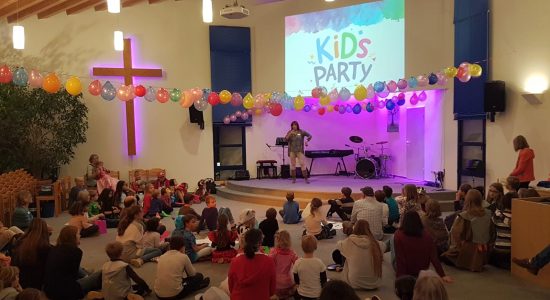 Kindergottesdienst Kids Party im Gottesdienstraum