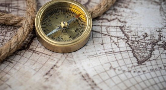 Kompass auf Landkarte