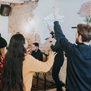 Menschen feiern gemeinsam Lobpreis